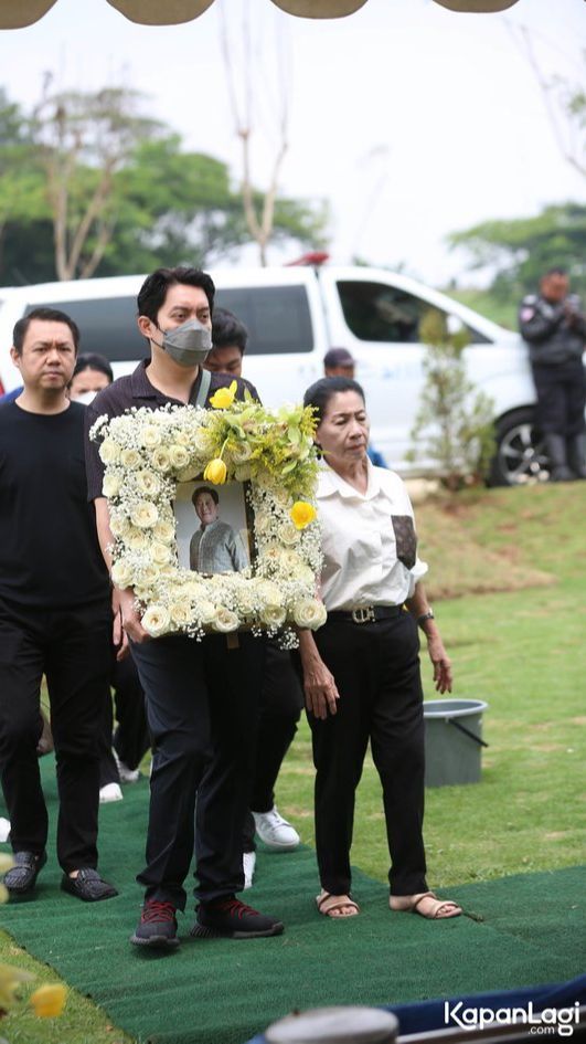 10 Momen Edric Tjandra saat Antarkan Jenazah Sang Ayah ke Tempat Peristirahatan Terakhir, Tak Kuasa Menahan Tangis