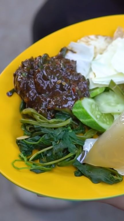 Mencicipi Uniknya Rujak Jaran yang Legendaris di Cirebon, Isinya Sayur bukan Buah