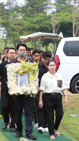 Diiringi Isak Tangis, 10 Foto Proses Pemakaman Jenazah Ayah Edric Tjandra di Sandiego Hill