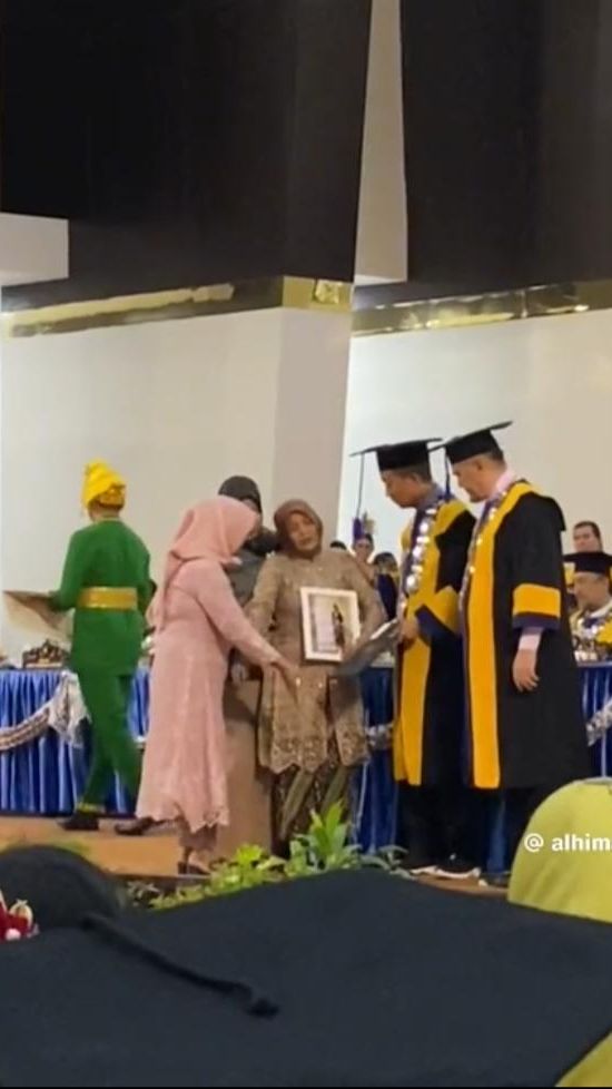 Menahan Tangis, Ini Momen Haru Ibu di Palu Wakili Putrinya yang Meninggal Sebelum Wisuda