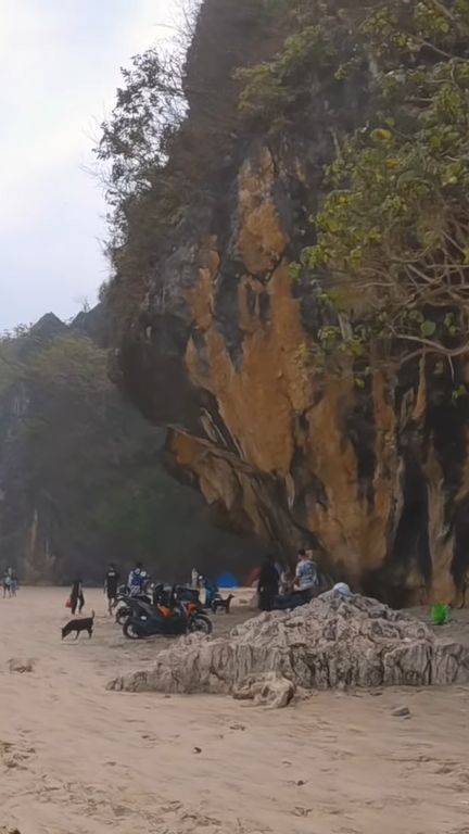 Menyibak Keindahan Pantai Goa Langir, Pantai Eksotis dengan Seribu Gua di Lebak