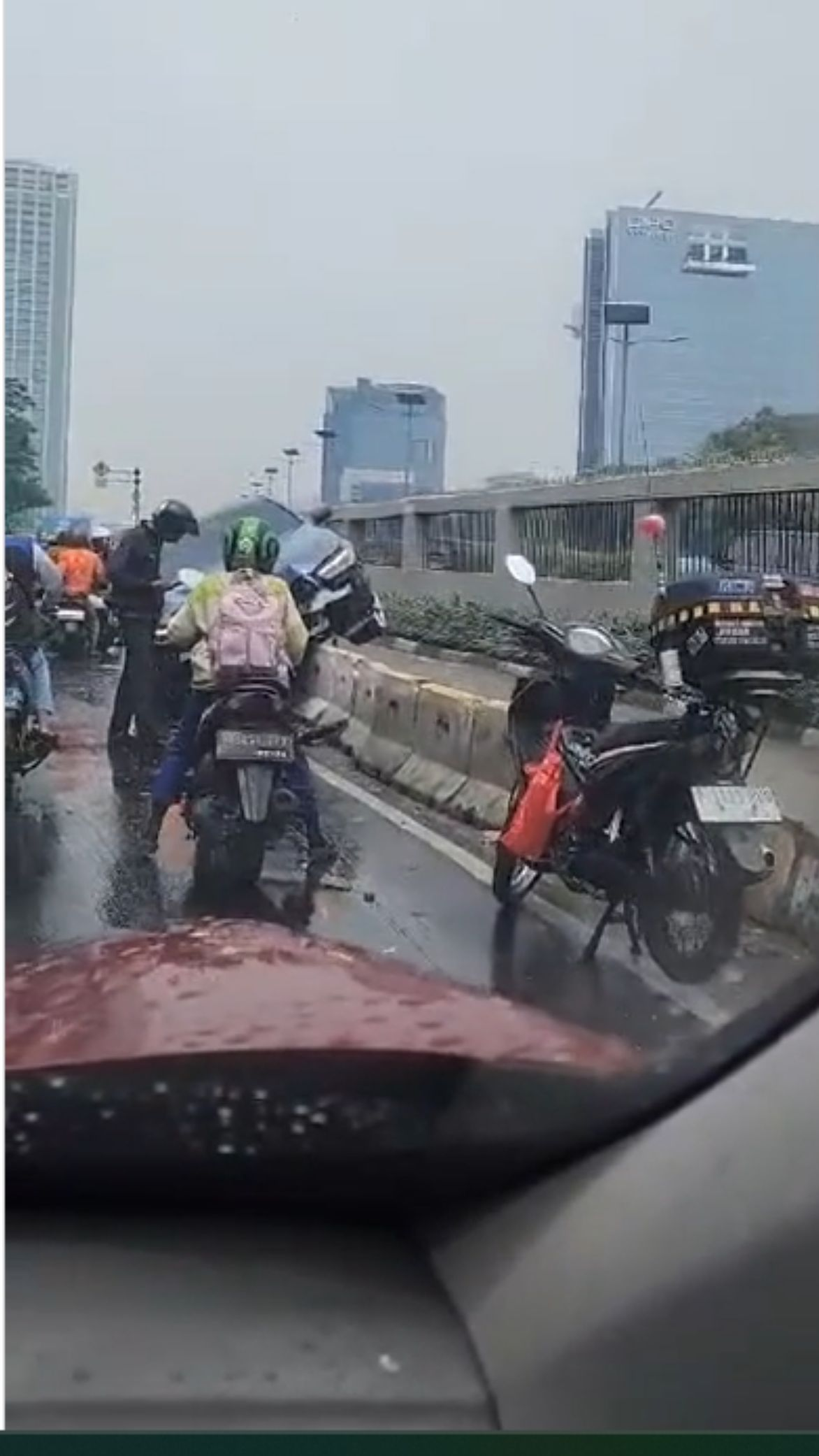 BMW Nyangkut di Separator Busway Depan DPR, Begini Penampakannya