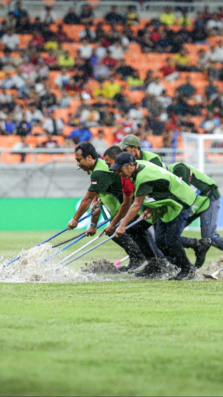 FOTO: Kondisi JIS Tergenang Usai Hujan Lebat, Petugas Gerak Cepat Keringkan Lapangan Secara Manual