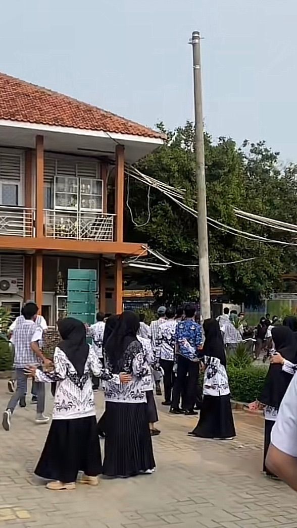 Peringati Hari Guru Nasional, Momen Siswa SMAN 2 Serang Kompak Prank Guru Ini Viral