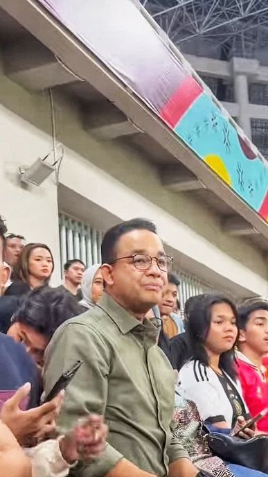 Momen Anies Nonton Piala Dunia U-17 di JIS, Sempat Keliling Saat Kick Off Ditunda