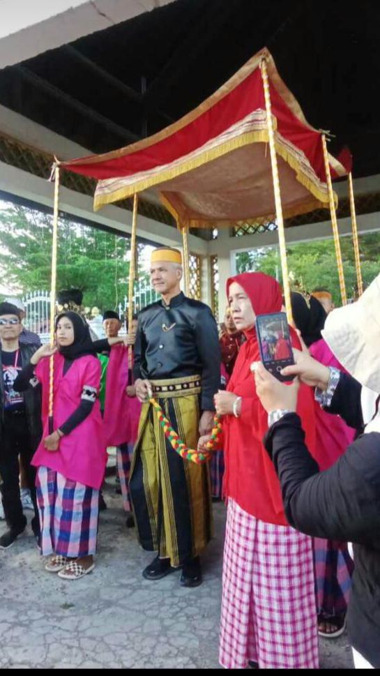 Berbaju Hitam dan Diguyur Hujan, Ganjar Kukuhkan Tim Pemenangan di Sulsel