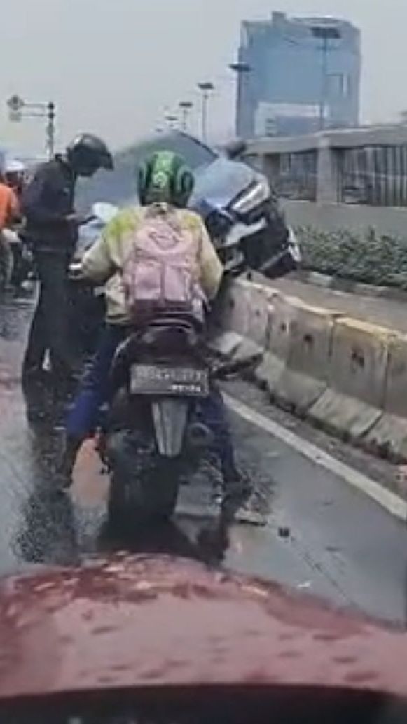 BMW Tabrak Separator Busway di Depan Gedung DPR Akibat Pengemudi Hilang Kendali