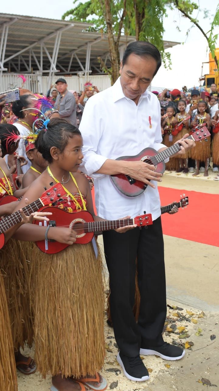 Gocekan Jokowi Main Bola di Biak, Ada Momen Kejutan Tempel Jidat ke Tiang Gawang