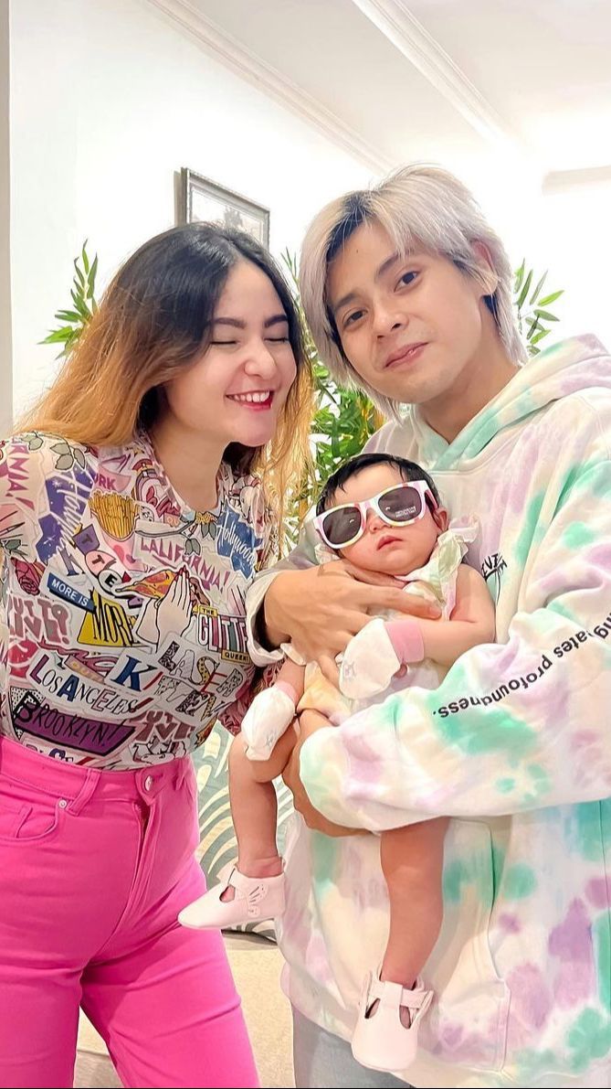 Potret Bahagia Arnold Leonard dan Moniq Crasivaya Momong Si Gemas Baby Eshal