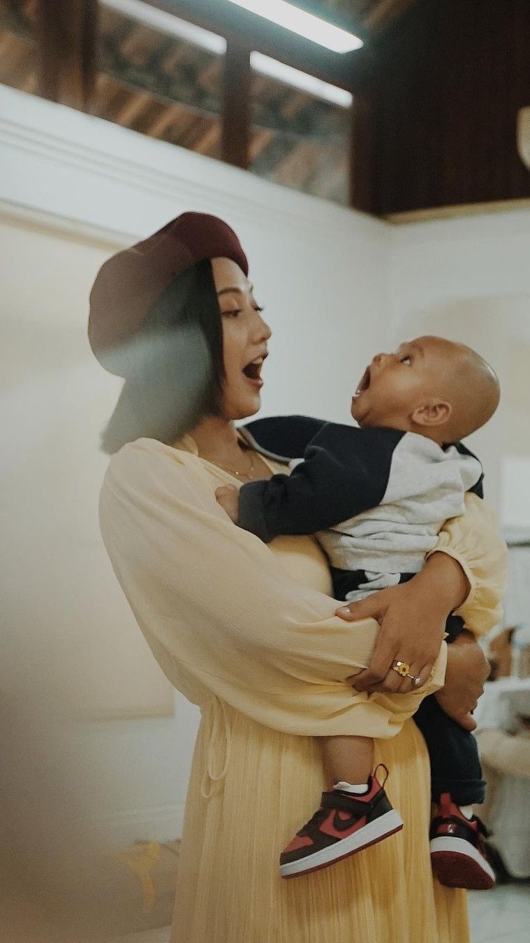 Inilah Potret Axl Ramanda dan Almira Momong Baby Azel Sang Putra Pertama