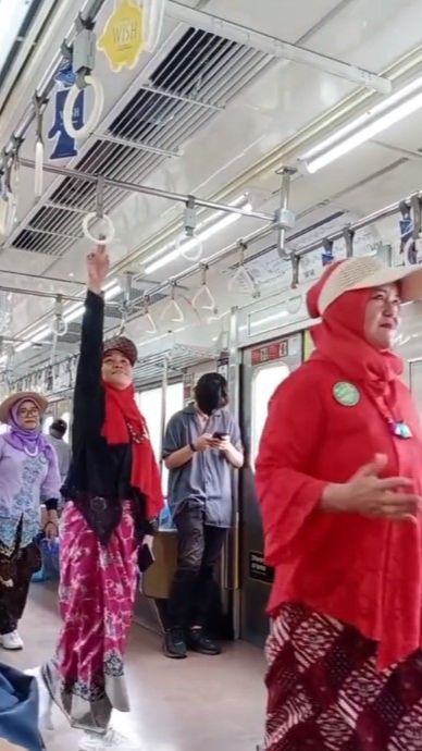 Viral Aksi Emak-Emak Fashion Show di KRL, Tampil Memukau dengan Kebaya Warna-warni