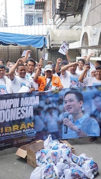 Relawan Mas Gibran Bagi-Bagi Sembako Serentak di Sumut, Sulbar dan Jateng