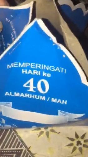 VIDEO: Bocah Unboxing Makanan Hajatan, Malah Bilang Terima Kasih Buat yang Meninggal