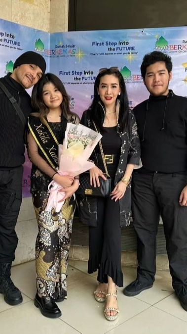 Jarang Tersorot, 8 Foto Xakila Putri Bungsu Romy Rafael Yang Kini Beranjak Remaja dan Makin Cantik