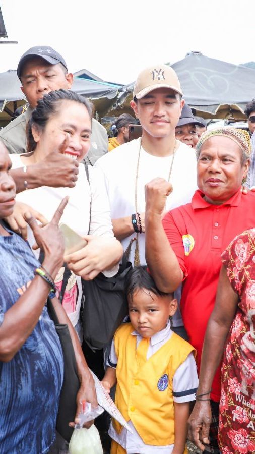 Blusukan ke Pasar Yotefa Jayapura, Kaesang Beli Nanas hingga Peci Khas Papua