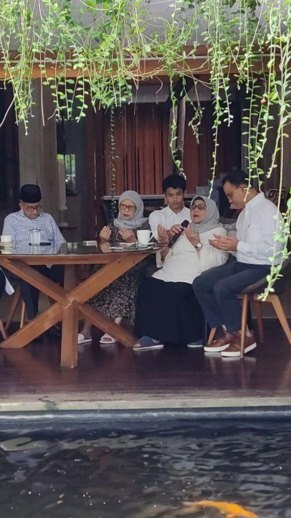 Anies Awali Kampanye Perdana dengan Sungkem ke Ibunda dan Pelukan Hangat Sang Putri