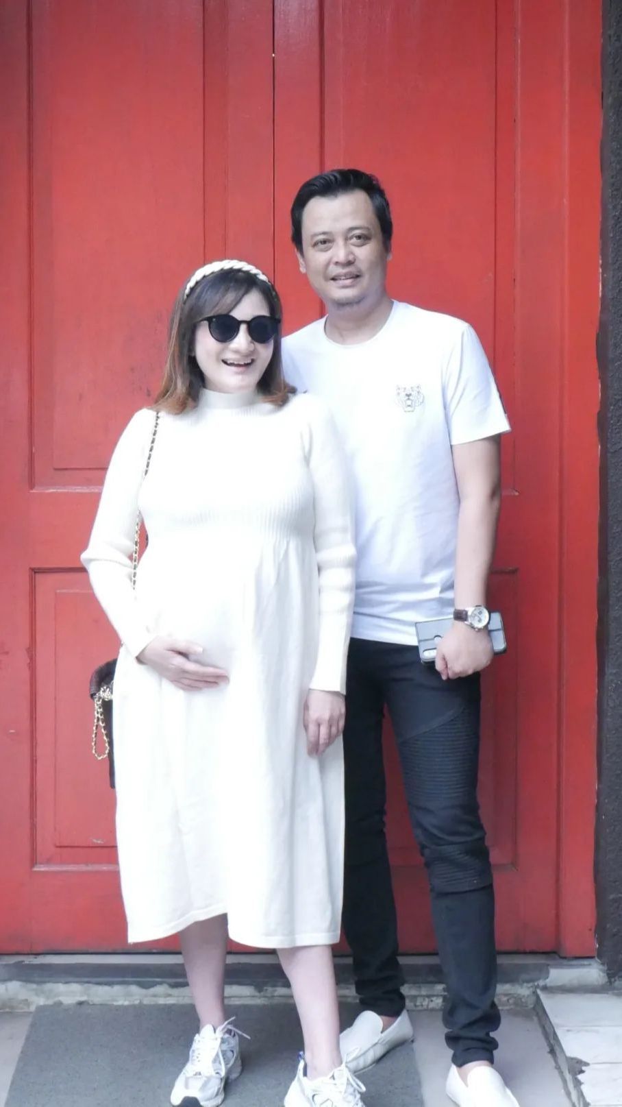 Mesra dengan Suami, Potret Terbaru Kiki Amalia Pamer Baby Bump, Netizen 'Secakep Apa ya Bayinya Nanti'