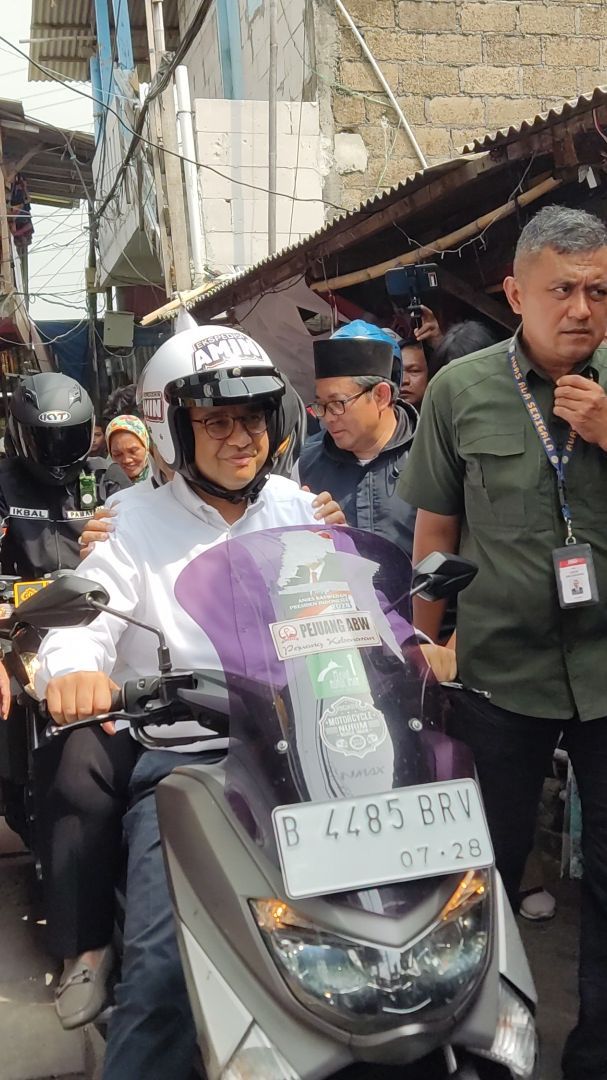 Sambil Bonceng Istri, Anies Baswedan Sapa Warga di Tanah Merah Naik Motor