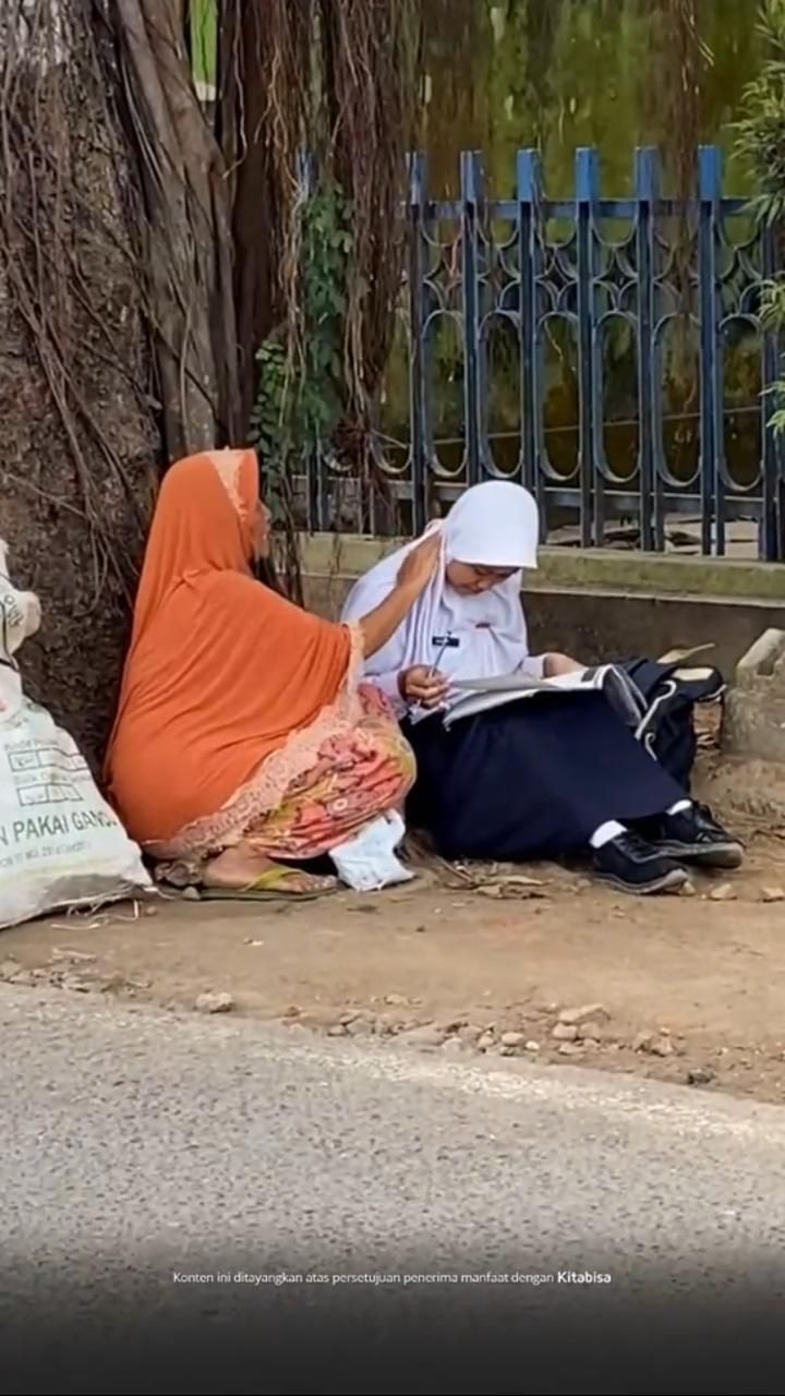 Aksi Anak SMP Bantu Ibunya Cari Rongsokan Usai Pulang Sekolah Ini Viral, Bikin Salut