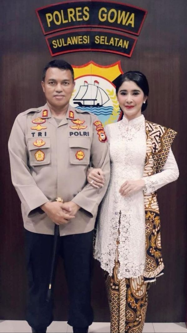 Jadi Istri Perwira Polisi, 8 Potret Kesehariaan Uut Permatasari Tampil Cantik Berdaster Sederhana di Rumah