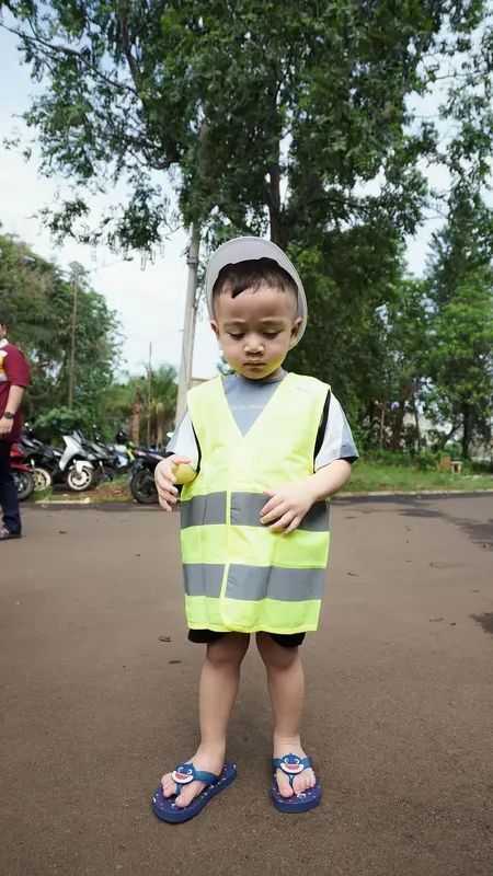 Disebut Gaya Kontraktor yang Paling Menggemaskan, Intip Penampilan Menggemaskan  Rayyanza Setelah Ulang Tahun dengan Memakai Safety Vest