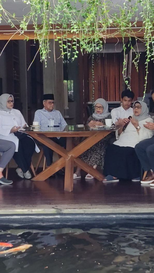 VIDEO: Capres Anies Sungkem Cium Tangan Ibu & Kumpul Keluarga Minta Restu Kampanye Perdana