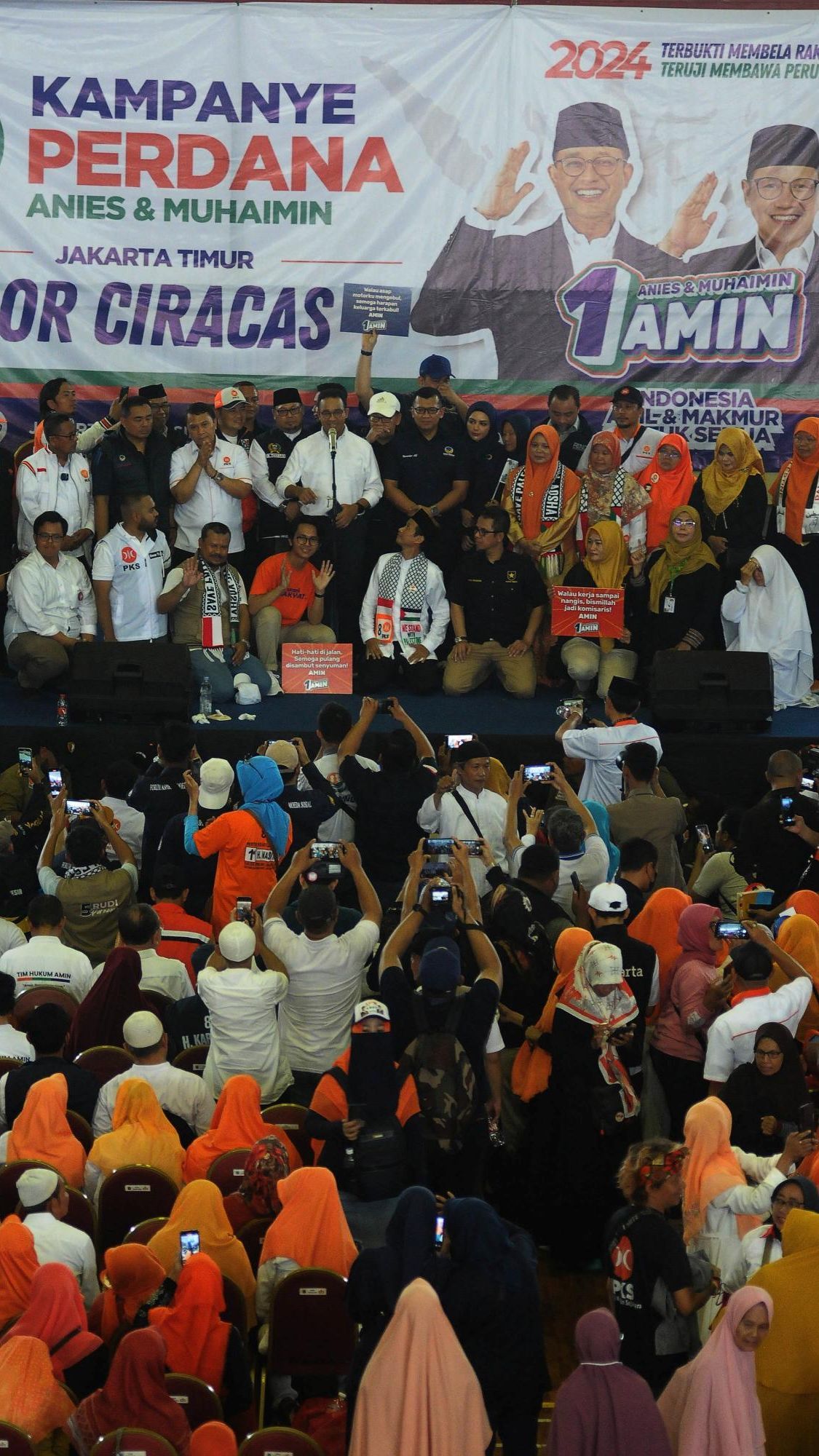 FOTO: Suasana Kampanye Perdana Capres Anies Baswedan di Gor Ciracas Berlangsung Meriah