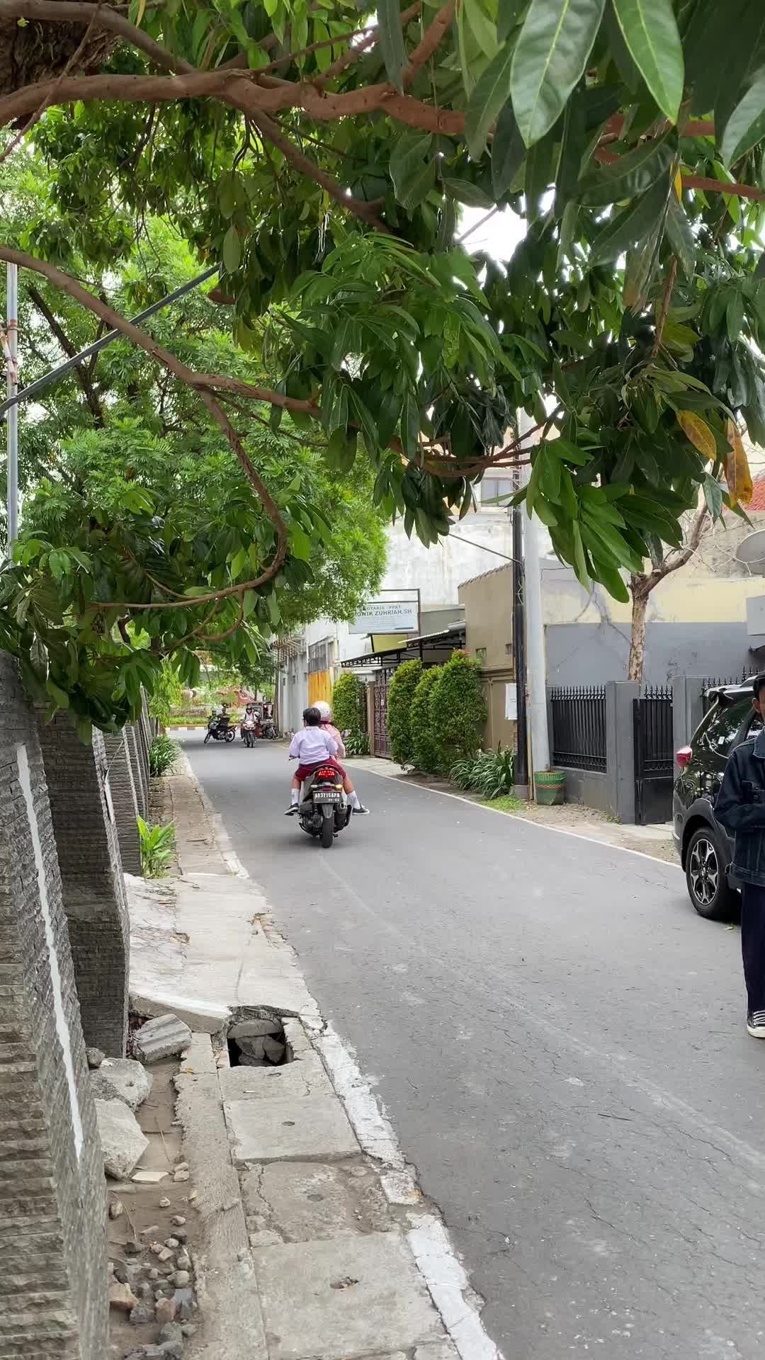 VIDEO: Pedagang Mie Ayam Antar Pesanan Pakai Satu Tangan Sambil Naik Motor