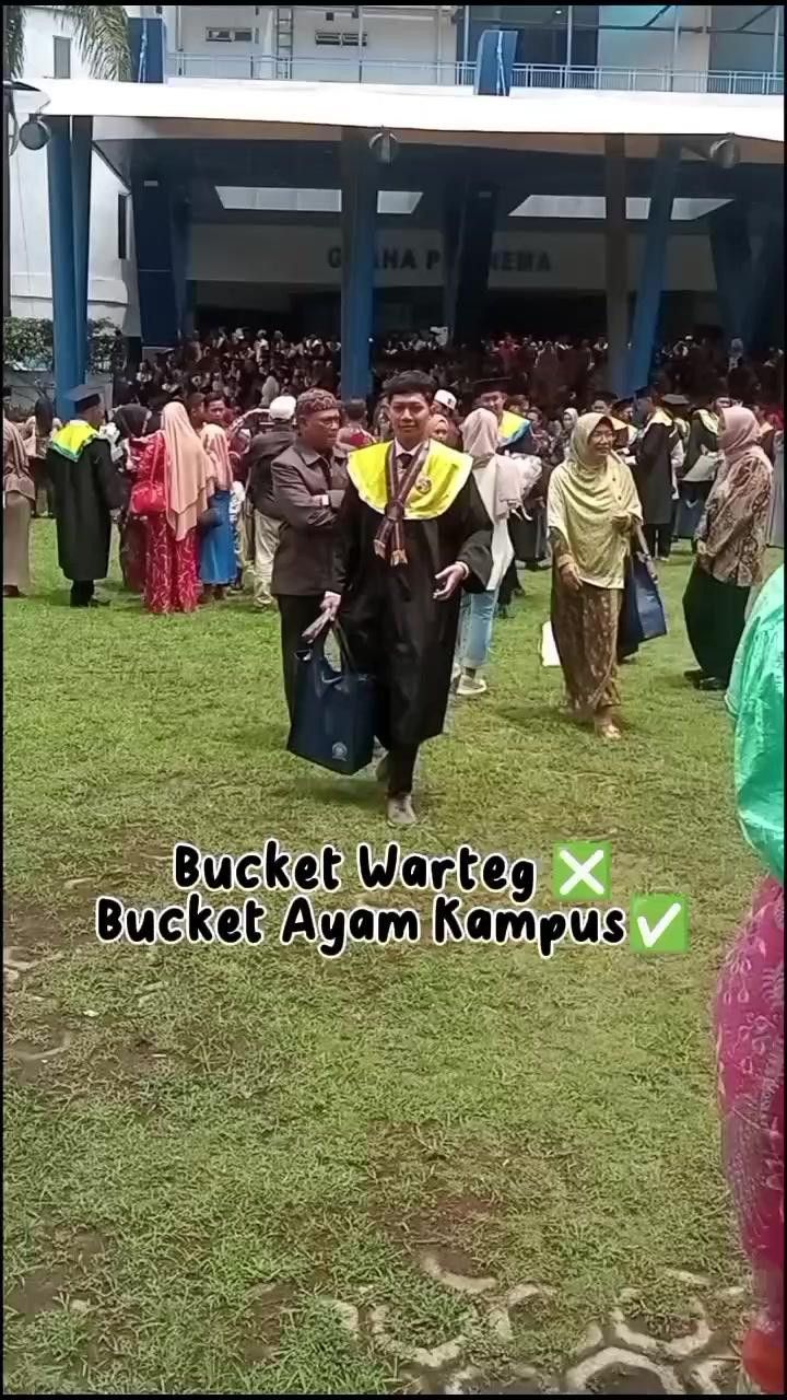 VIDEO: Bukan Bucket Bunga, Wisudawan Ini Kaget Diberi Ayam Kampus