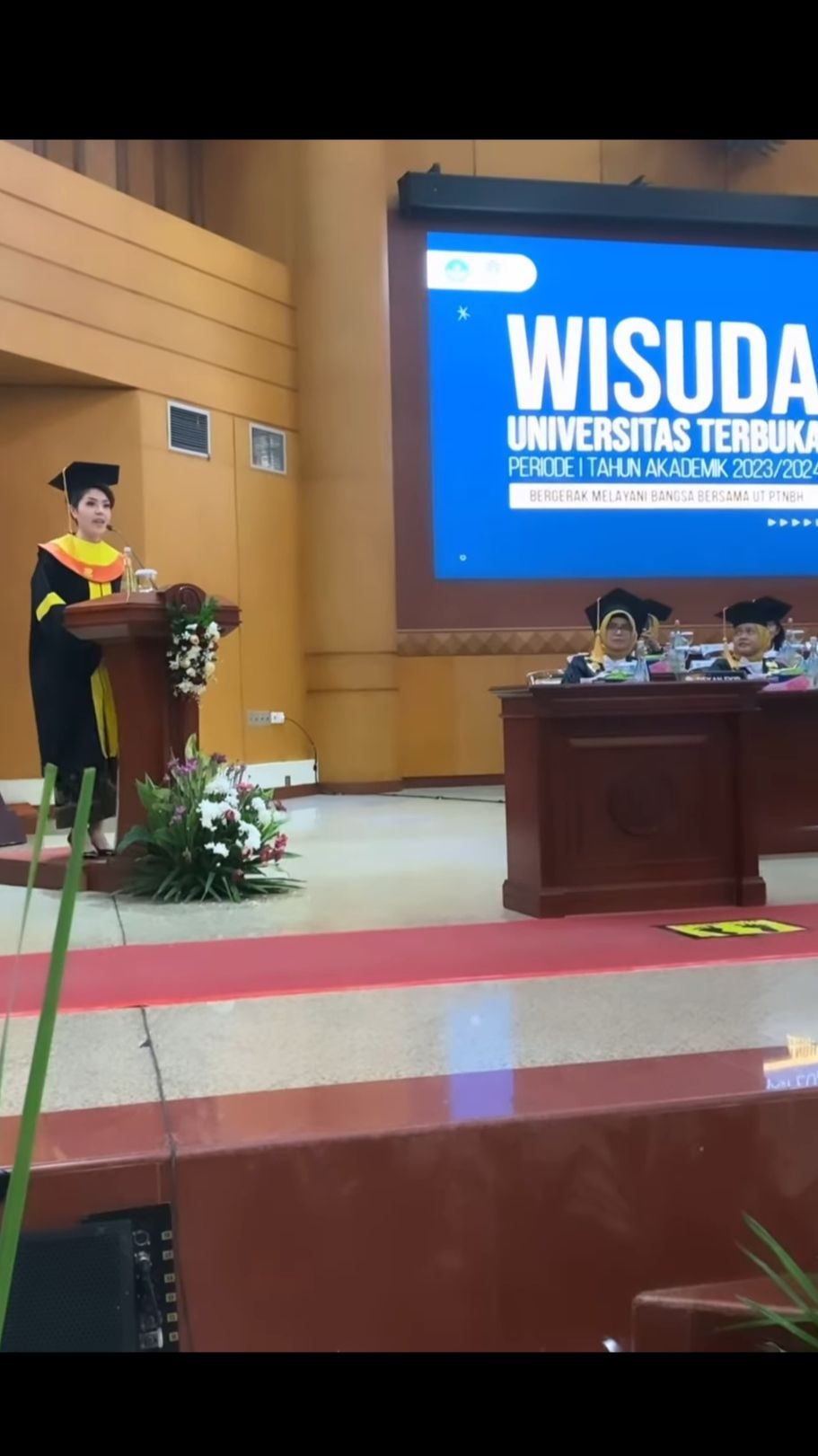 Jadi Wisudawan Kehormatan, ini 10 Potret Bahagia Tina Toon Resmi Raih Gelar Sarjana Hukum