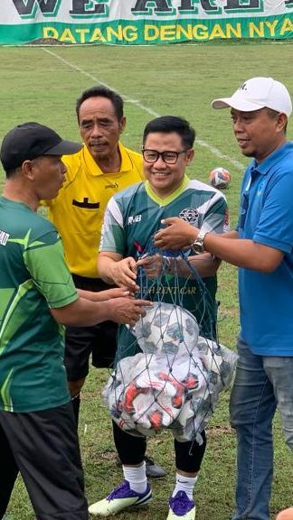 Cak Imin Main Sepak Bola Bareng Legenda Persebaya, Janjikan Pensiunan Atlet Dapat Asuransi