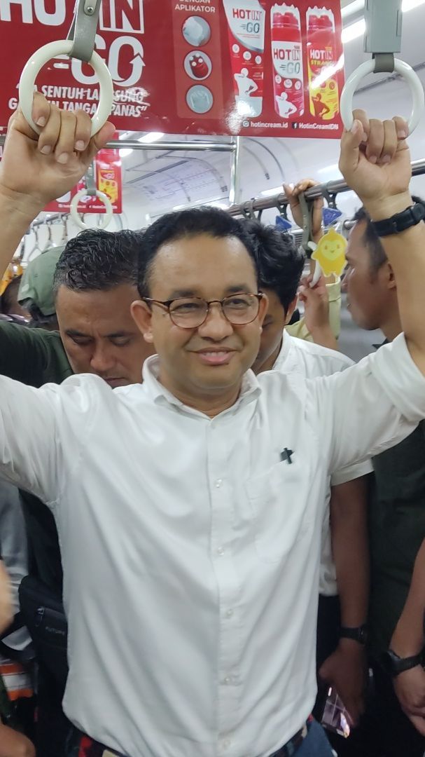 Anies: Tekan Emisi Karbon Paling Cepat Adalah Pindah dari Kendaraan Pribadi ke Transportasi Umum