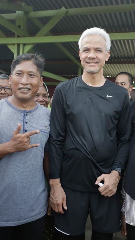 Ganjar Makan Bubur Sambil Ngobrol dengan Anak-Anak di Merauke, Janji Bangun SDM Unggul