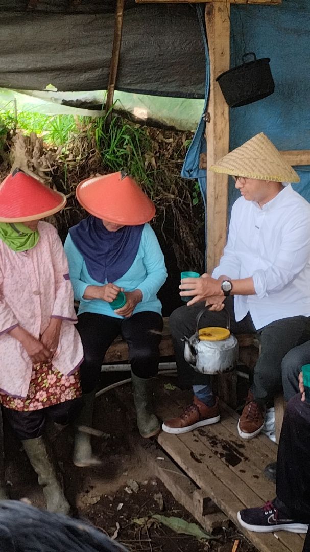 Bertemu Kelompok Tani Pengalengan, Anies Dicurhati soal Pupuk Subsidi Langka Hingga Sulitnya Dapat KUR