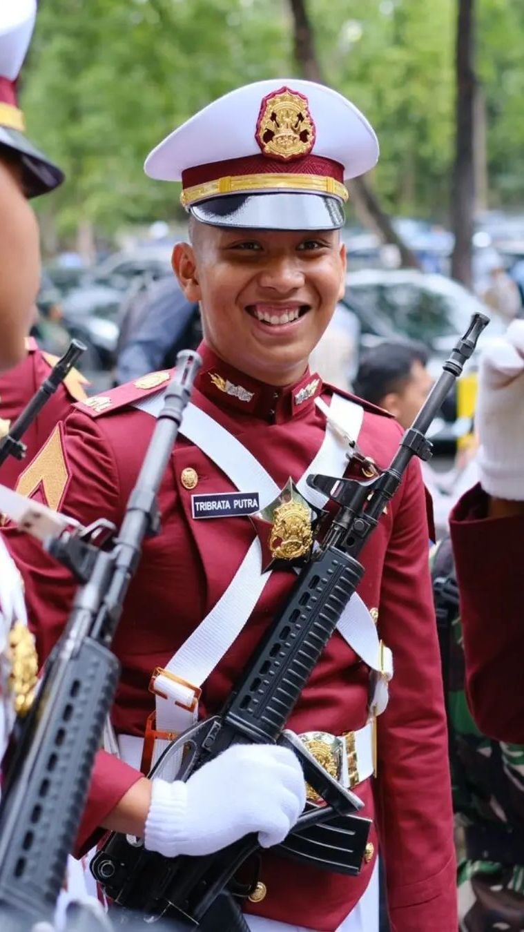 VIDEO: Anak Ferdy Sambo Wisuda Prabhatar Akpol 2023 Edhy Prabowo Rangkul Semangati: Kamu Bisa!