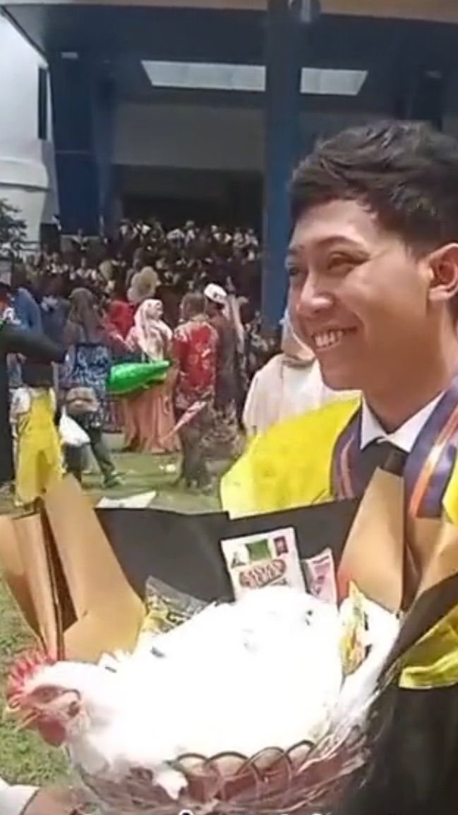 Viral Wisudawan Dapat Buket Ayam Hidup Lengkap dengan Bumbu Dapur, Bikin Heran