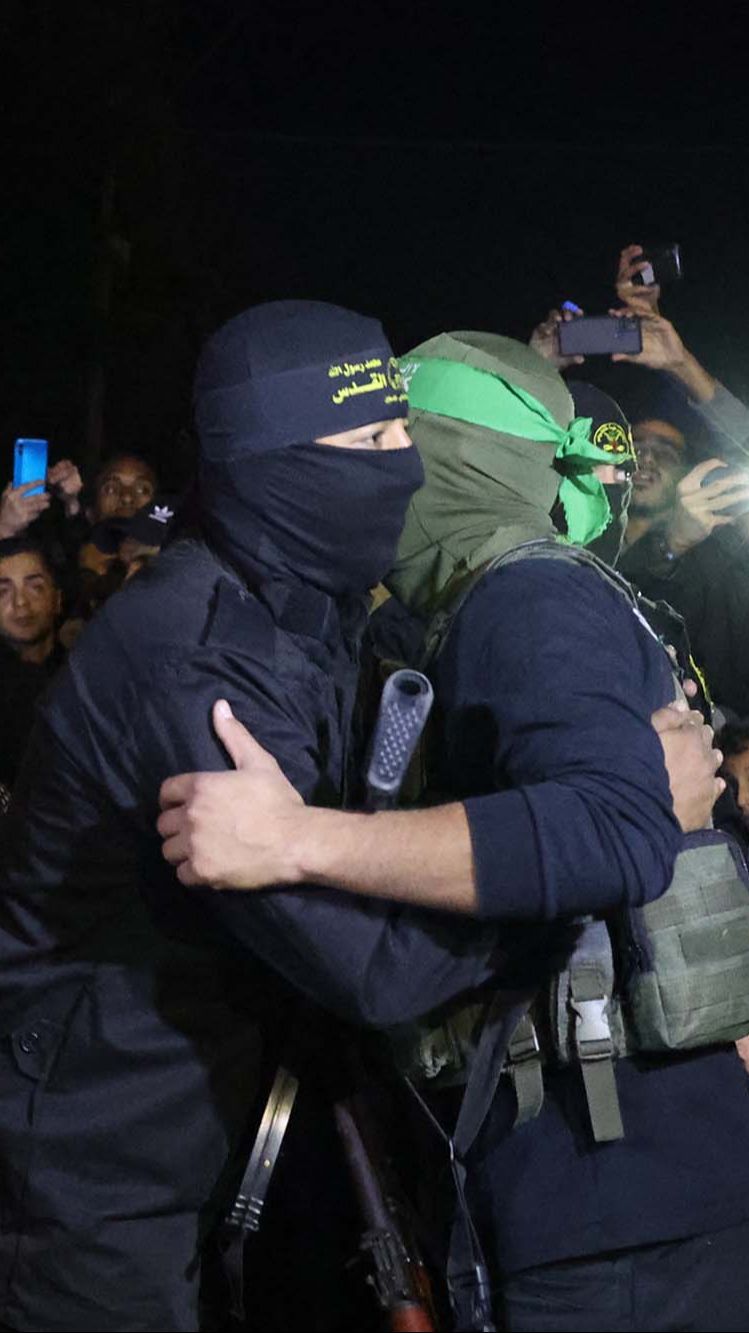 FOTO: Momen Kompak Pasukan Brigade Al-Qassam dan Al-Quds Bebaskan Sandera, Disambut Sorak-sorai Warga Palestina