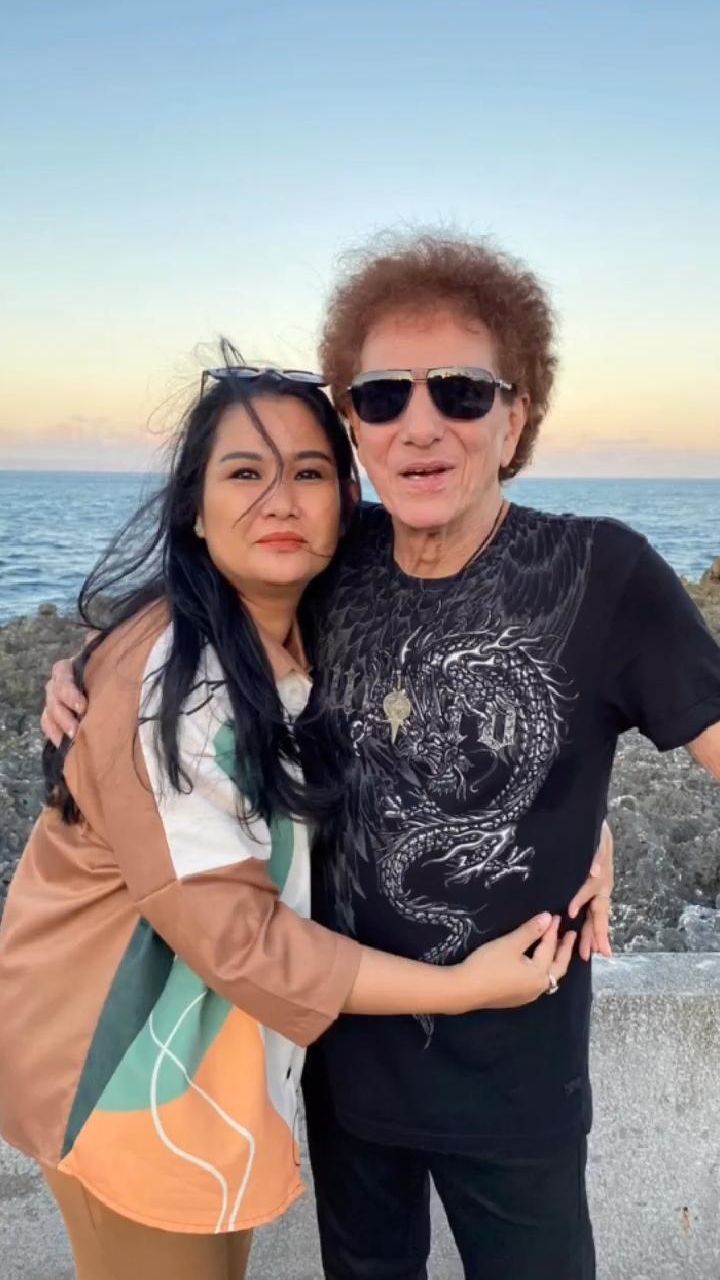 Pernikahan Sang Rocker Legendaris, Ahmad Albar, dengan Dewi Sri Astuti: Kisah Cinta yang Bertahan Meski Terpaut Usia