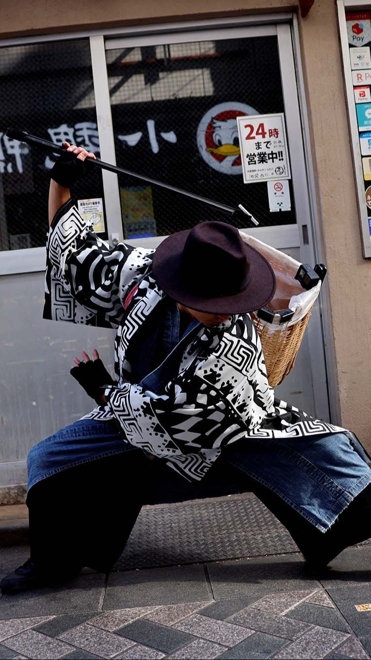 FOTO: Aksi Samurai Pemulung 'Libas' Sampah Pesta Halloween di Tokyo