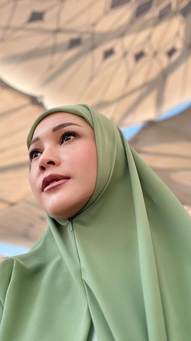 8 Foto Cantik Bunda Maia Estianty Yang Berhijab Selama Ibadah Umrah