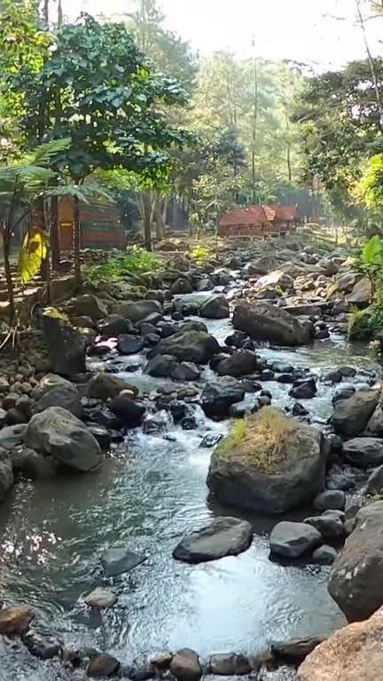 Mengisi Akhir Pekan di Curug Legok Leles, Paket Komplet Wisata Camping dan Air Terjun di Majalengka