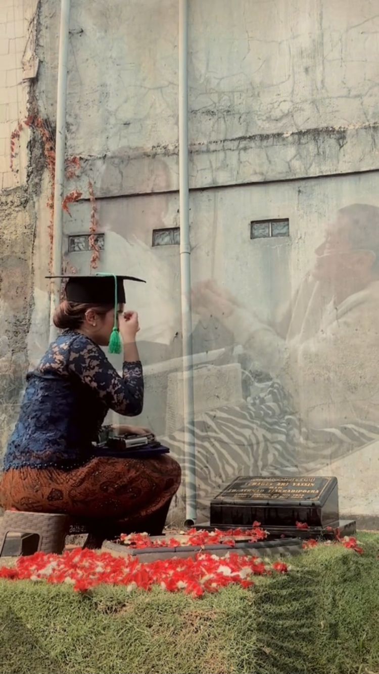 Kisah Sedih Wanita Kunjungi Makam Ayah Pakai Kebaya dan Toga, Sang Ayah Wafat Usai Sidang Skripsi