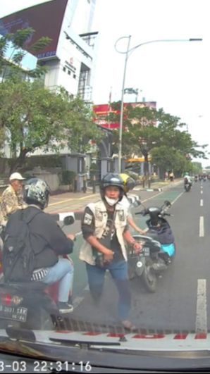 Pemotor Suami Istri Tiba-tiba Hentikan Ambulan di Tengah Jalan, Endingnya Tak Terduga