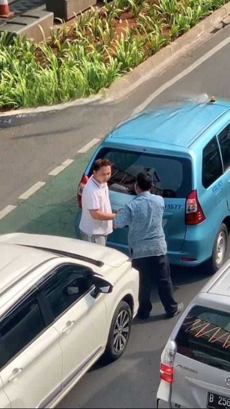 Hidup Bisa Damai kalau Begini, Dua Mobil Tabrakan di Jalan Bukannya Berantem Malah Kasih Uang