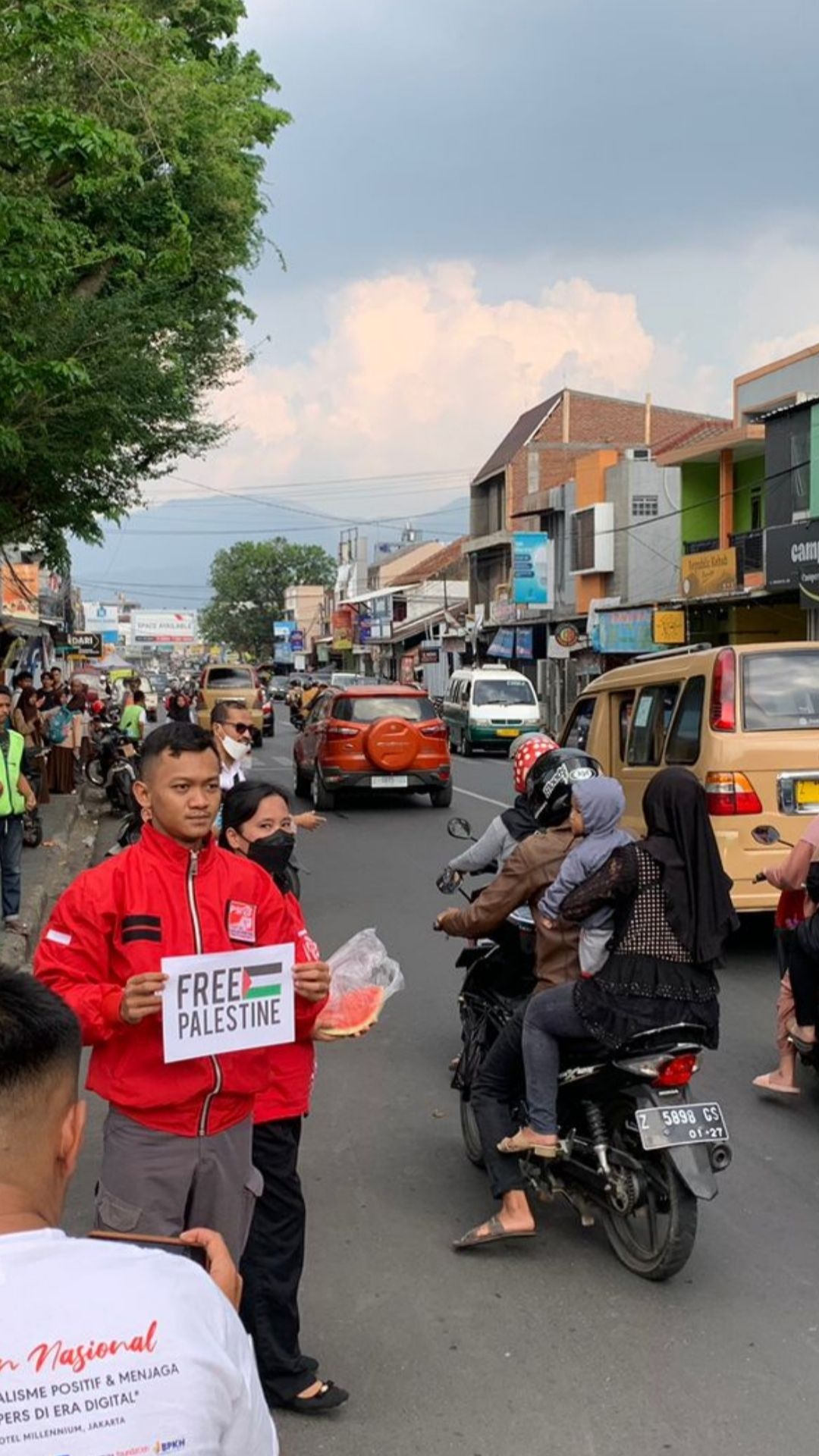 Dukung Palestina, PSI Bagikan Semangka di Garut