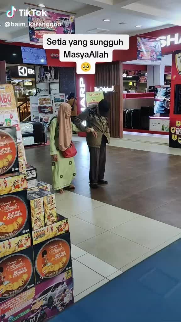 VIDEO: Cinta Sejati, Kakek Nenek Tetap Romantis saat Jalan-Jalan ke Mal