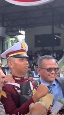 Anak Ferdy Sambo Wisuda Prabhatar Akpol 2023, Edhy Prabowo Rangkul Semangati 'Kamu Bisa!'