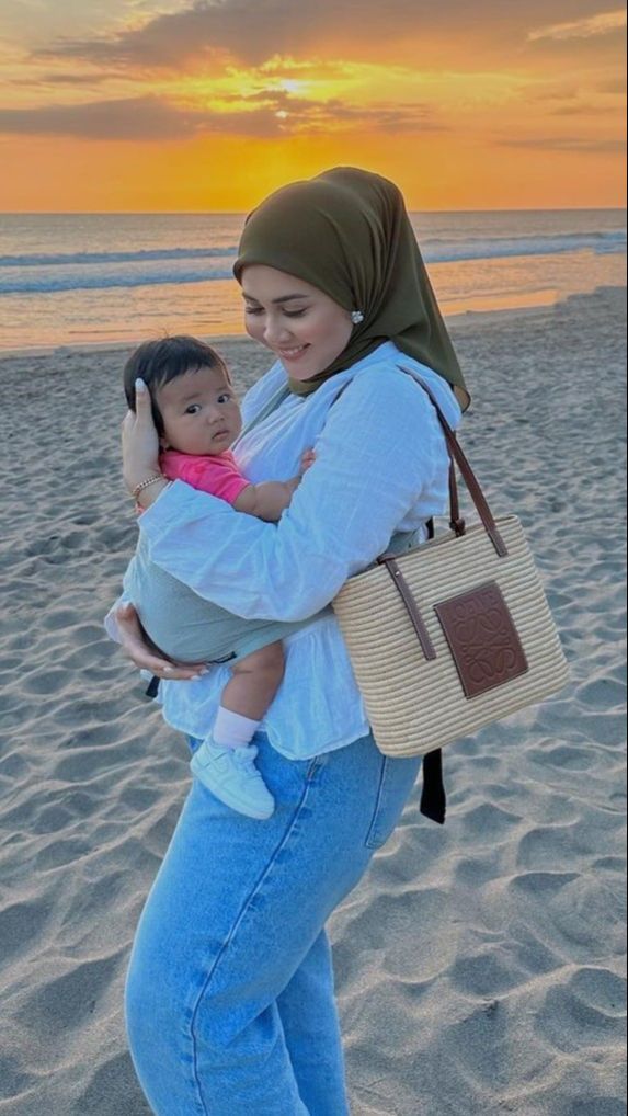 Potret Seru Kesha Ratuliu Momong Baby Aisha yang Sering Quality Time