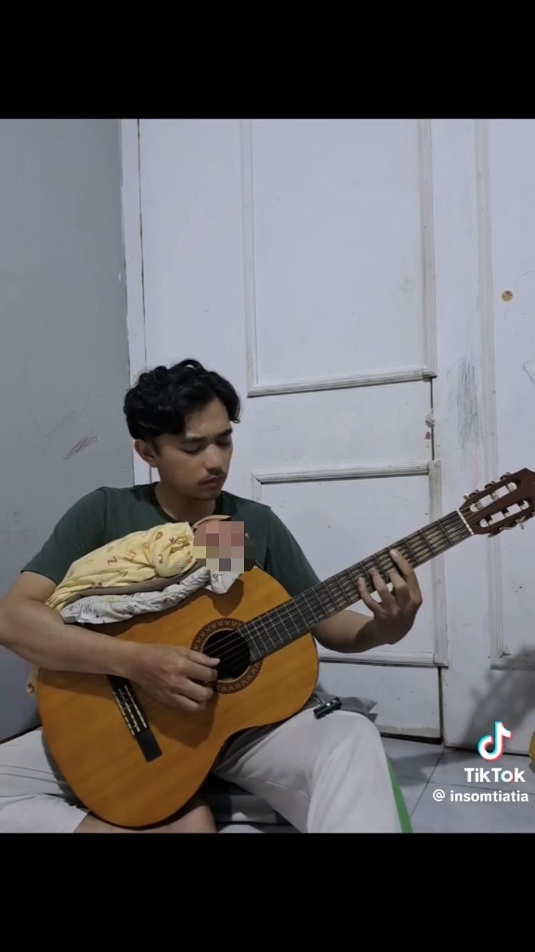 Momen Ayah Taruh Bayi Baru Lahir di Atas Gitar Sambil 'Genjreng' Ini Viral, Banjir Komentar Warganet