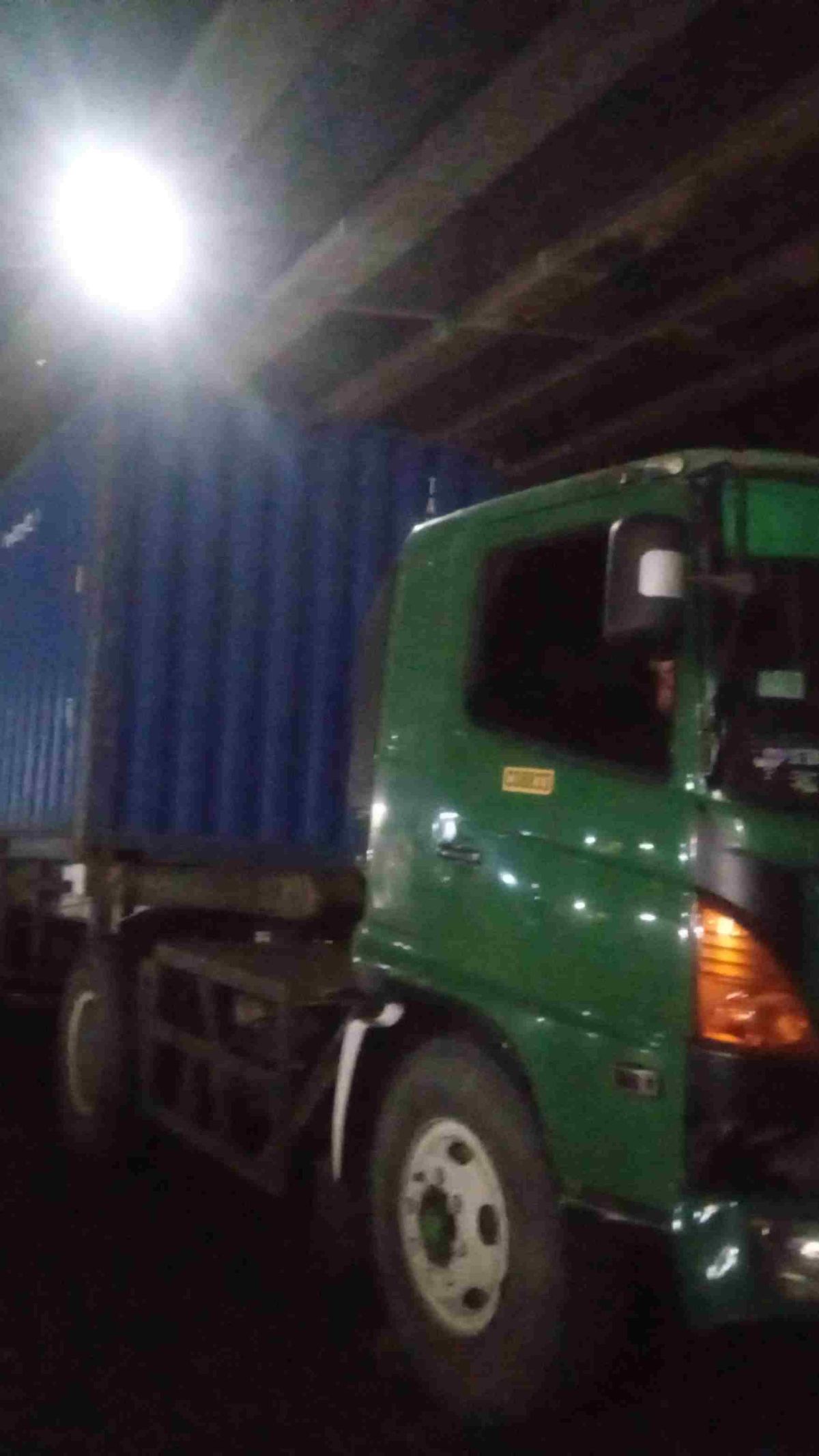 Potret Sopir Truk di Bekasi Pilih Tidur Gara-Gara Terjebak Macet 6 Jam karena Demo Buruh